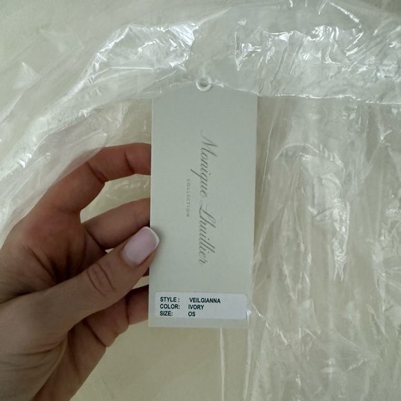 Monique Lhuillier Ivory Lace Veil - Picture 3 of 3